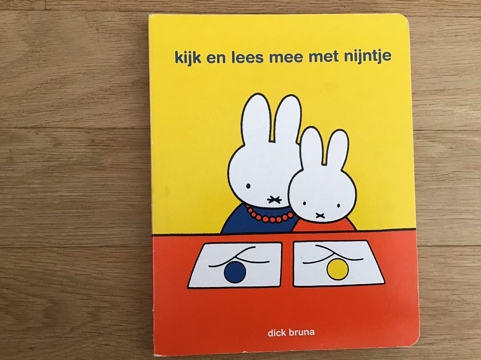 Nijntje: kijk en lees mee met Nijntje - Dick Bruna., Ophalen of Verzenden, Zo goed als nieuw