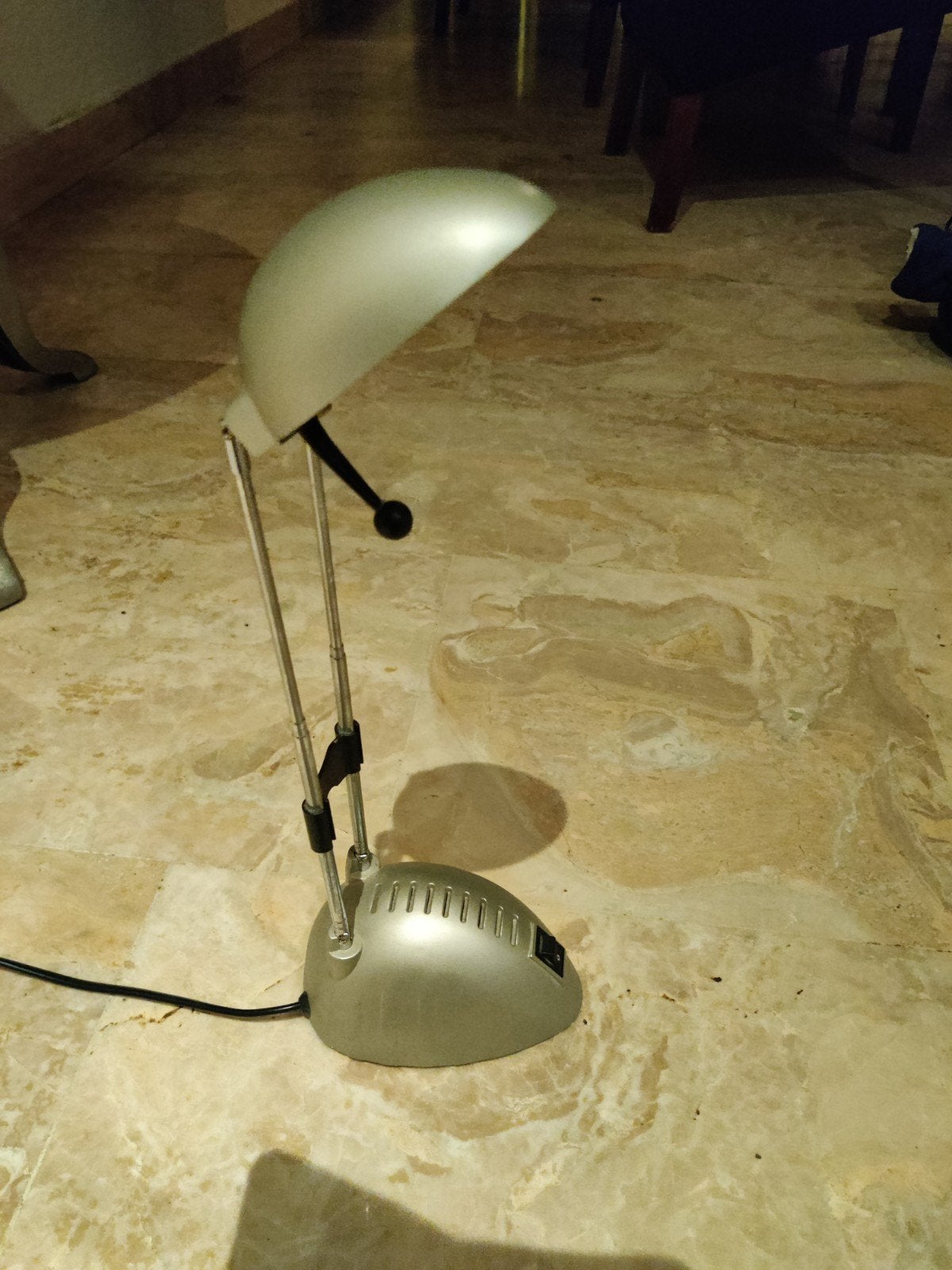 Zilverkleurige bureaulamp met verstelbare arm, Bureaulamp, Ophalen of Verzenden, Metaal, Modern