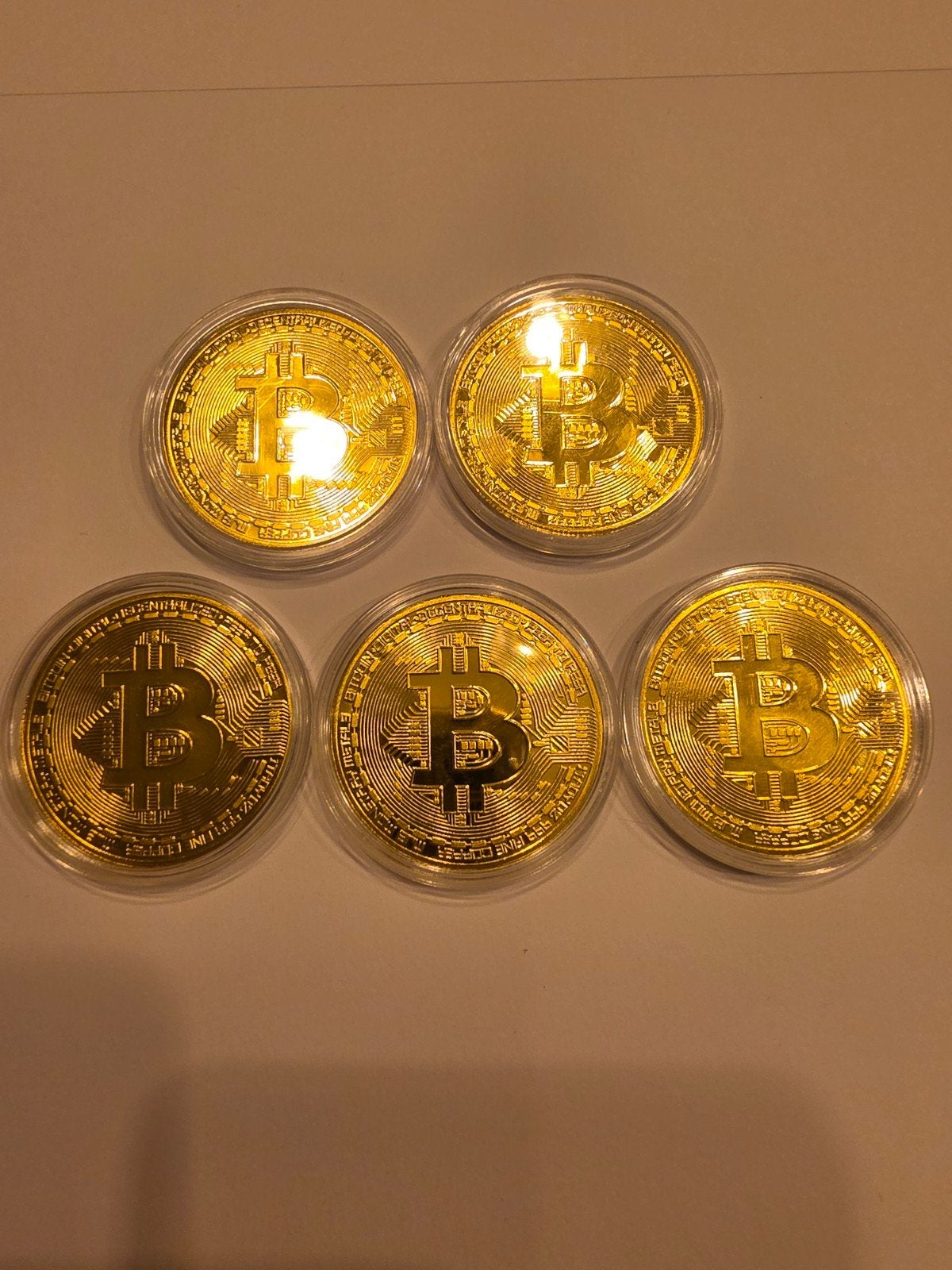 5x Goudkleurige Bitcoin Herdenkingsmunten in Capsule, Ophalen of Verzenden, Koningin Beatrix