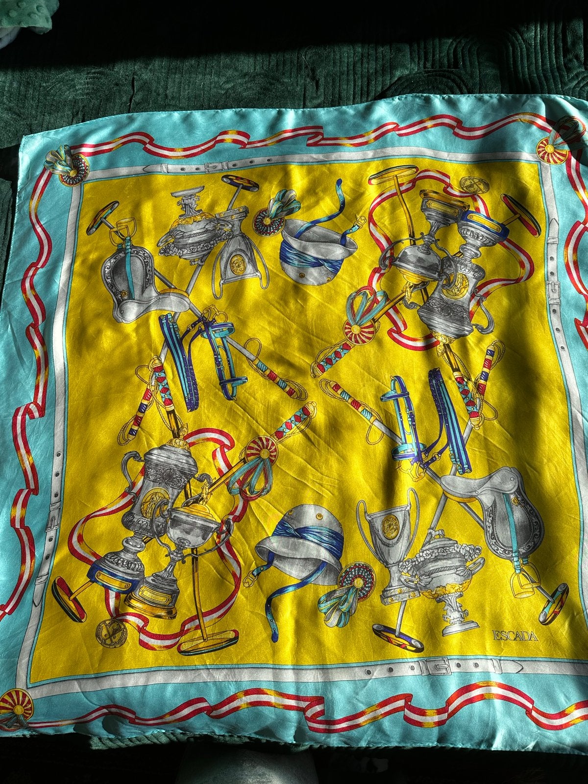 Escada zijden sjaal met paardensport print, Kleding | Dames, Ophalen of Verzenden, Zo goed als nieuw