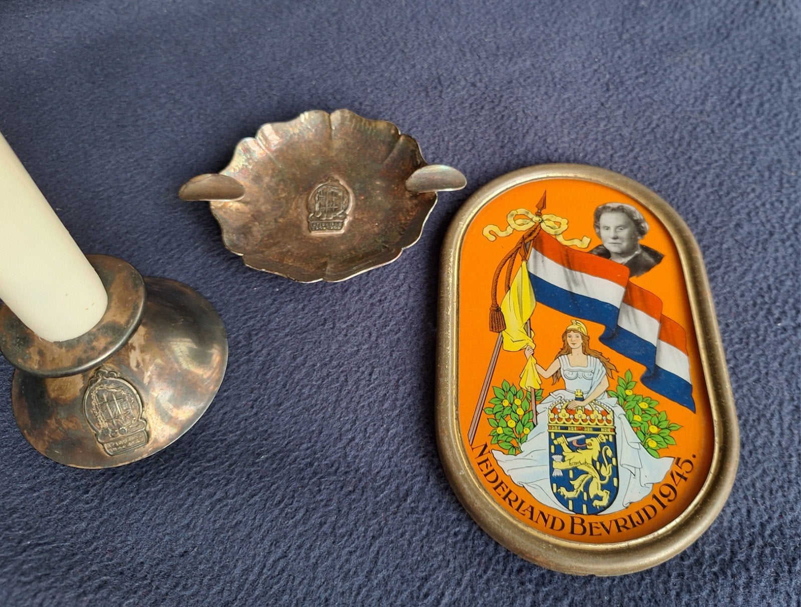 asbak, kaarsenstandaard,stichting 1940-1945+glasplaatje, Ophalen, Nederland, Overige typen