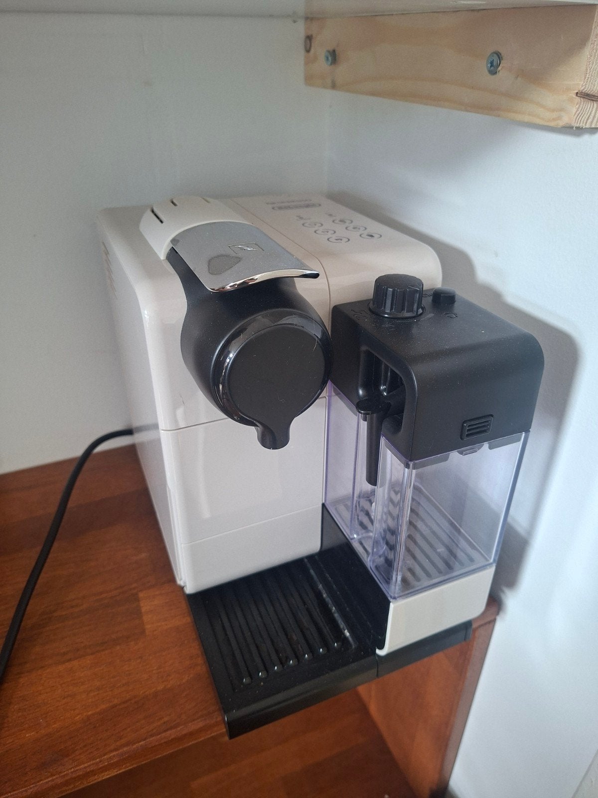 Nespresso De'Longhi Lattissima One Koffiemachine, Koffiepads en cups, Koffiemachine, Ophalen of Verzenden, Zo goed als nieuw
