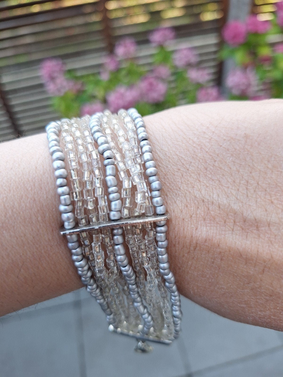 Stijlvolle kralenarmband met zilverkleurige accenten, Overige materialen, Gebruikt, Ophalen of Verzenden, Met bedels of kralen