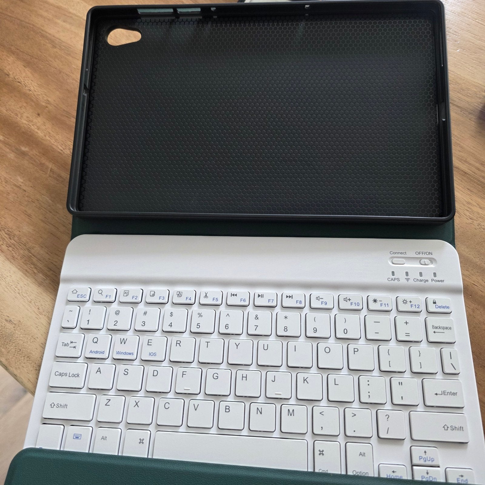 Cover voor Lenovo M10 is nieuw met bluetooth toetsenbord, Ophalen of Verzenden, Zo goed als nieuw, Hoesje of Tasje