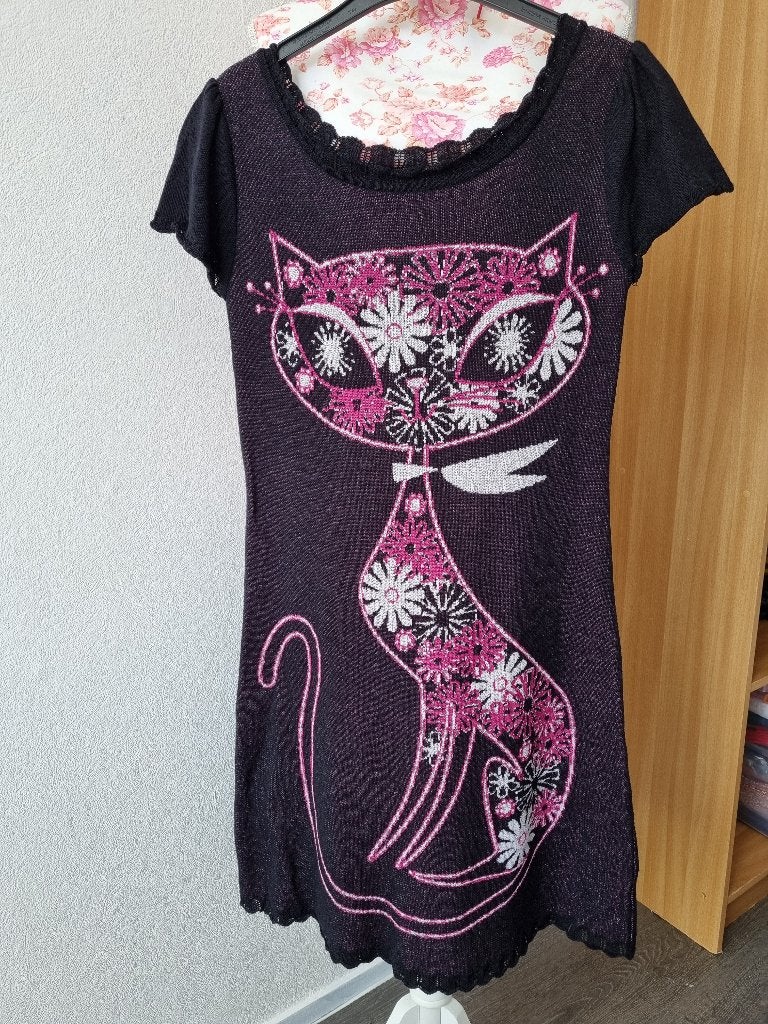 Vintage Dames Jurk met Grote Roze Kat Poes van Deby Debo S, DEBY DEBO VINTAGE, Zo goed als nieuw, Maat 36 (S), Onder de knie