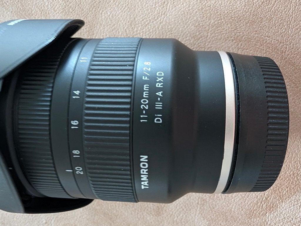 Tamron 11-20mm f/2.8 Di III-A RXD (B060S) voor Sony E, Zo goed als nieuw, Tamron, Sony E-mount, Zonnekap