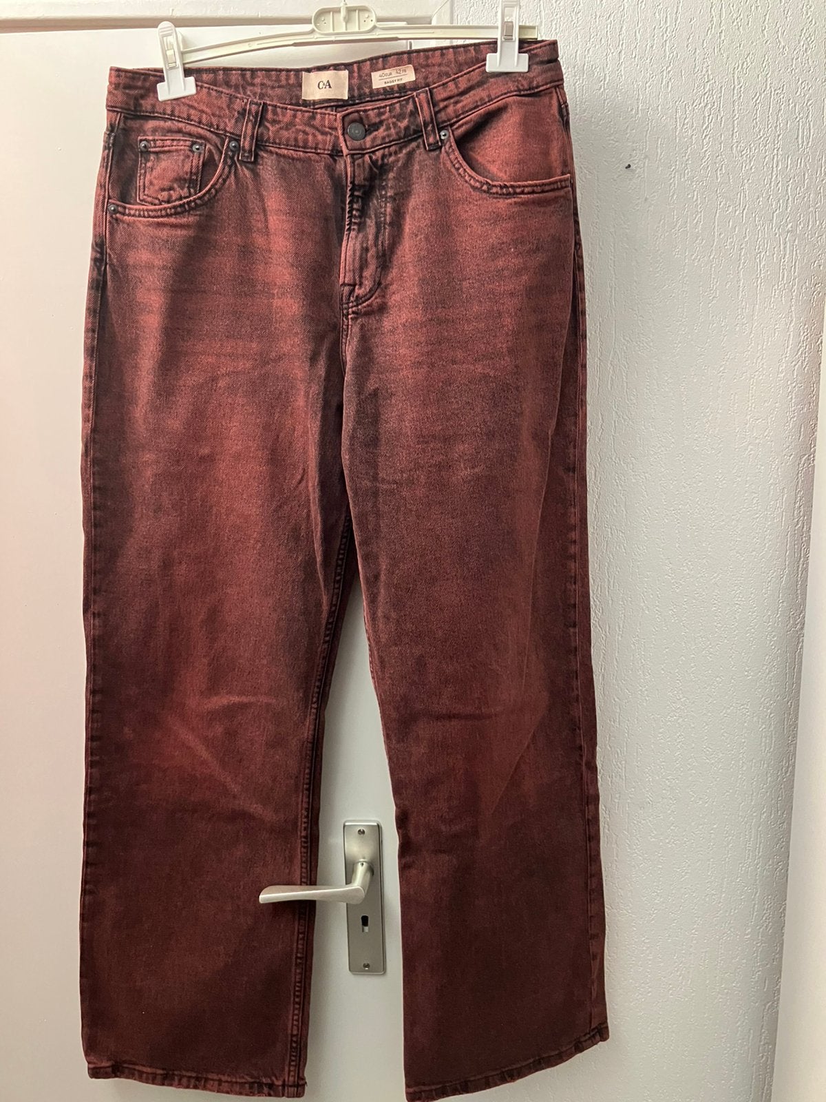 Nieuw: spijkerbroek donkerrood C&A baggy fit maat 40, Maat 38/40 (M), Nieuw, Ophalen of Verzenden, Lang