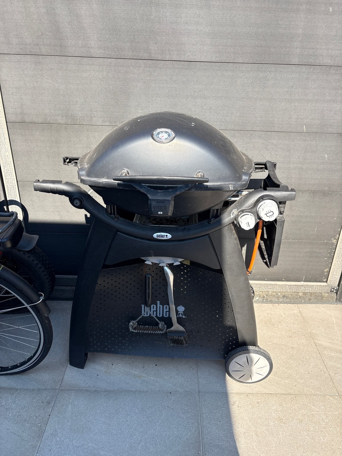 Weber Q2000 gasbarbecue met onderstel, Tuin en Terras, Gasbarbecues, Ophalen, Gebruikt