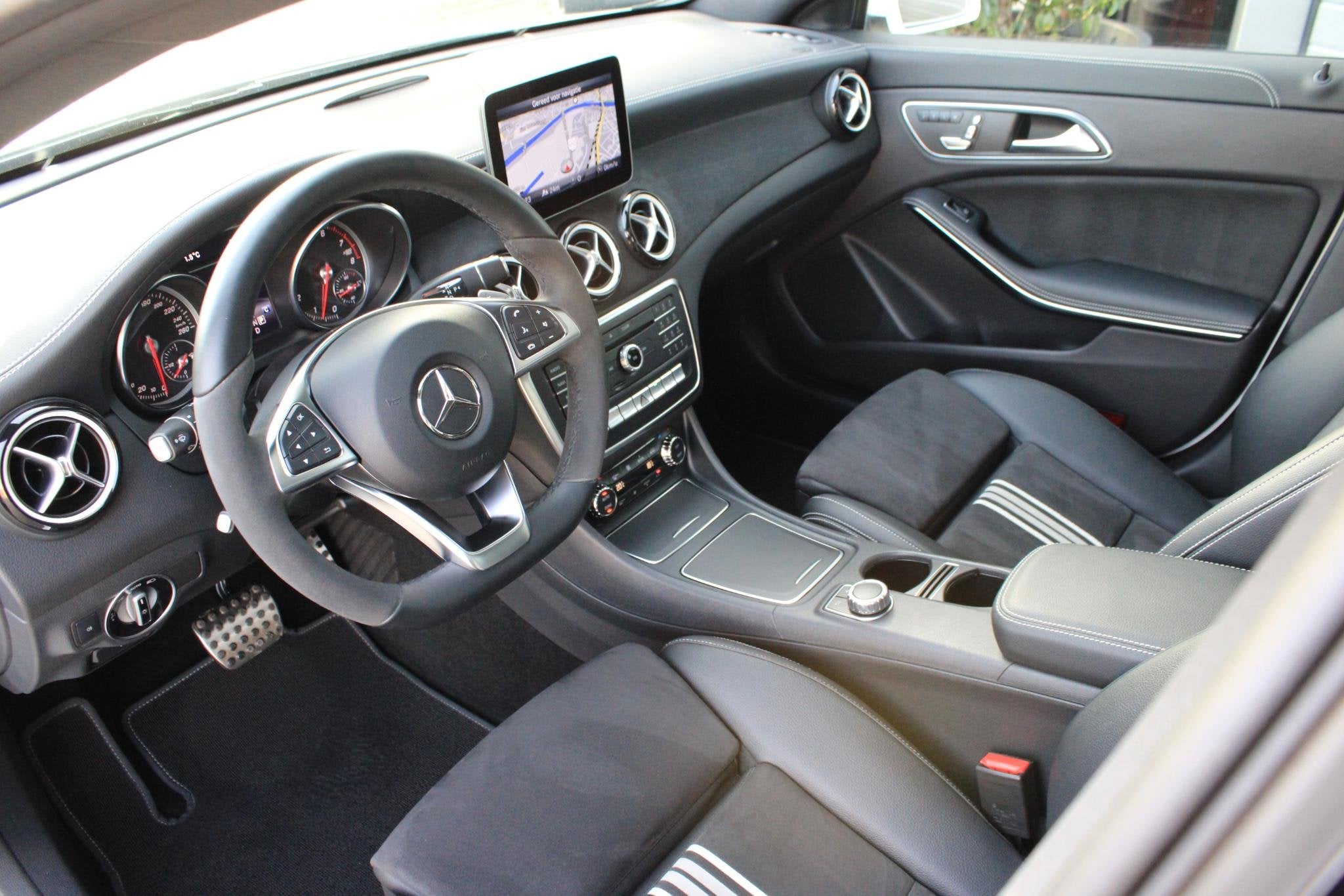 Mercedes-Benz CLA-Klasse 180 AMG Pano | Distronic | Memory |, Auto's, Gebruikt, 715 kg, Leder en Stof, 19 km/l