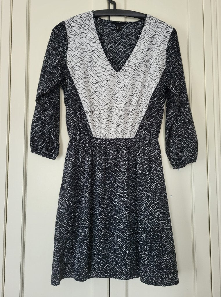 Als nieuw! H&M jurk, zwart, wit, v-nek, knielengte, maat 36, H&M, Zwart, Ophalen of Verzenden, Zo goed als nieuw