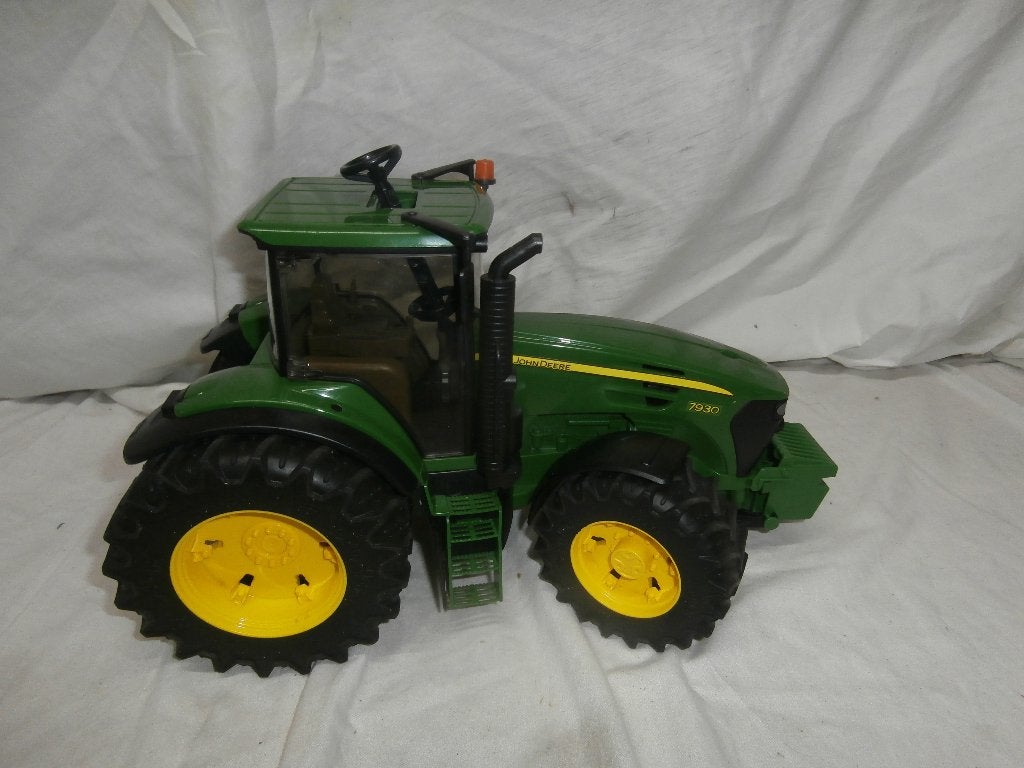 Bruder John Deere 7930 trekker met accessoires, Ophalen, Zo goed als nieuw