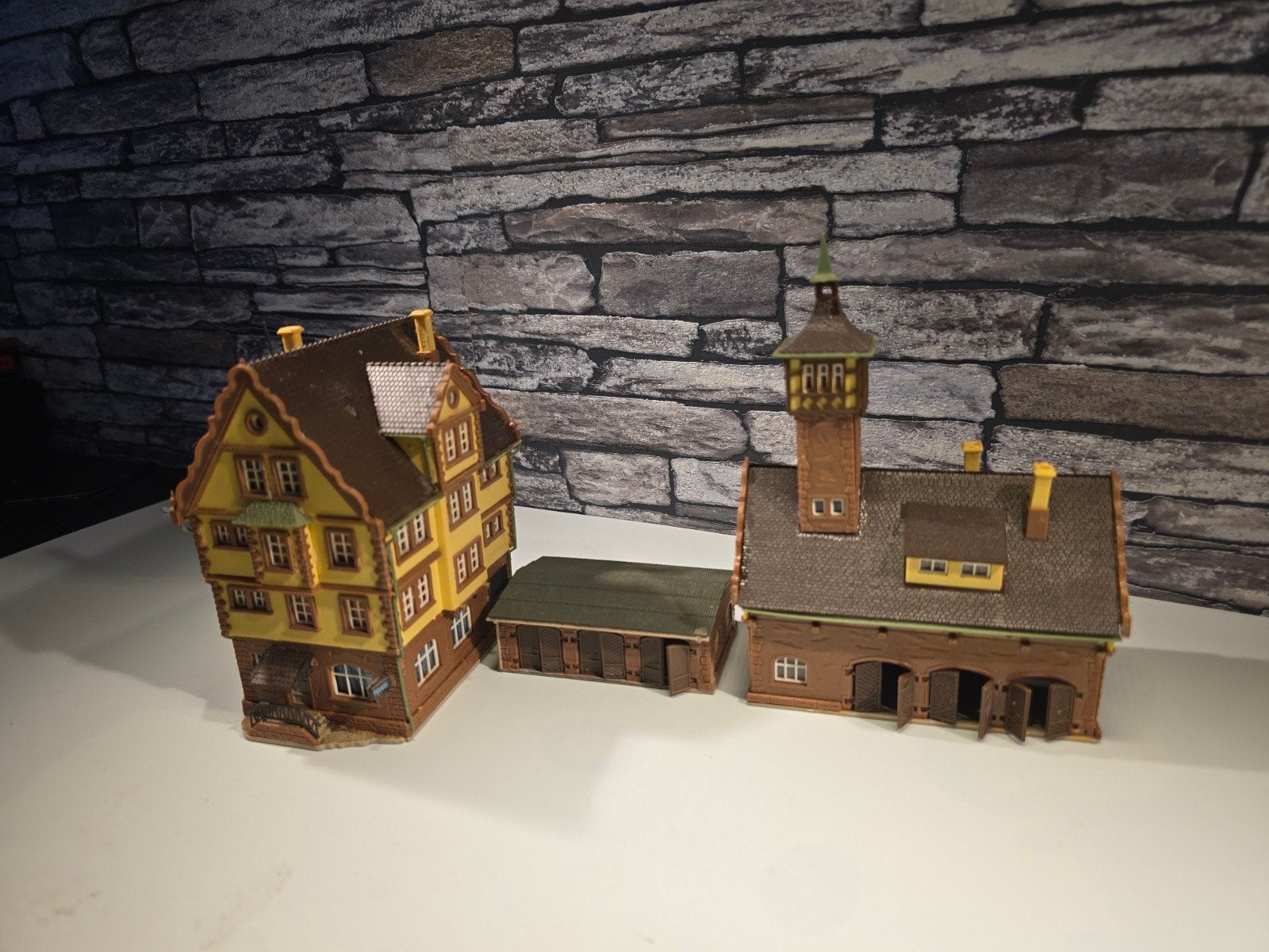 Politiebureau met garages N spoor trein 1:160, Hobby en Vrije tijd, Modeltreinen | N-Spoor, Overige merken, Gebruikt, Gelijkstroom of Wisselstroom