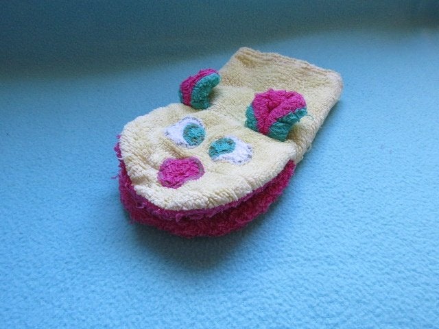 Badstof handpop of poppenkastpop hond lichtgeel met roze, Geel, Handgemaakt, Zo goed als nieuw, Klein (minder dan 20 cm)