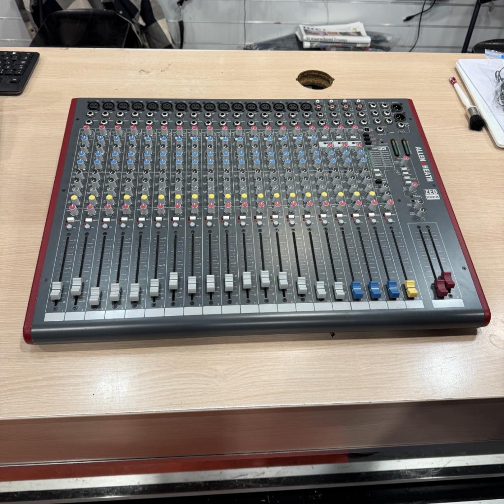 Allen & Heath ZED 22FX 22 kanaals mengpaneel met FX zeer net, Allen & Heath, Zo goed als nieuw, https://www.allen-heath.com/support/