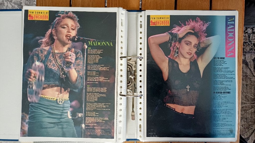Madonna - dikke map met artikelen 1984 - 1985, Verzamelen, Verzenden, Zo goed als nieuw, Boek, Tijdschrift of Artikel