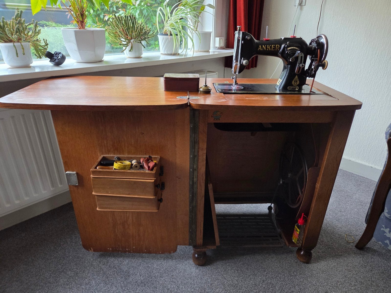 Antieke anker trap naaimachine met kast, Antiek en Kunst, Antiek | Naaimachines, Ophalen