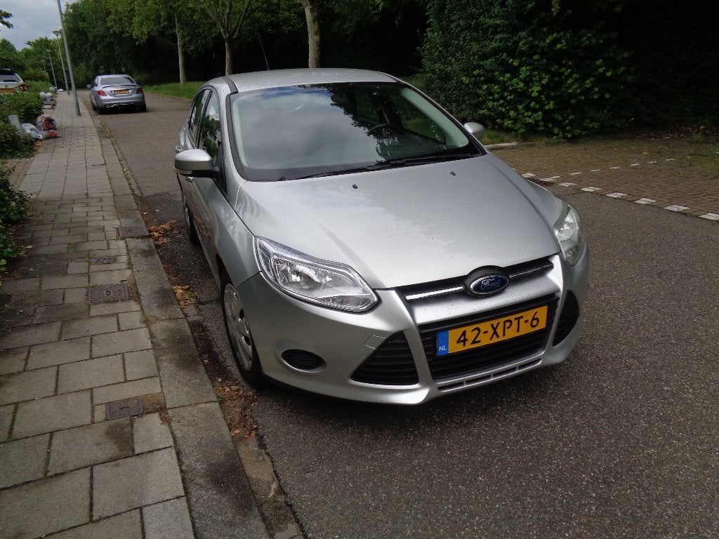 Ford Focus 1.0 Ecoboost 74KW 5-D 2012 Grijs, Auto's, Euro 5, Stof, Zwart, 635 kg