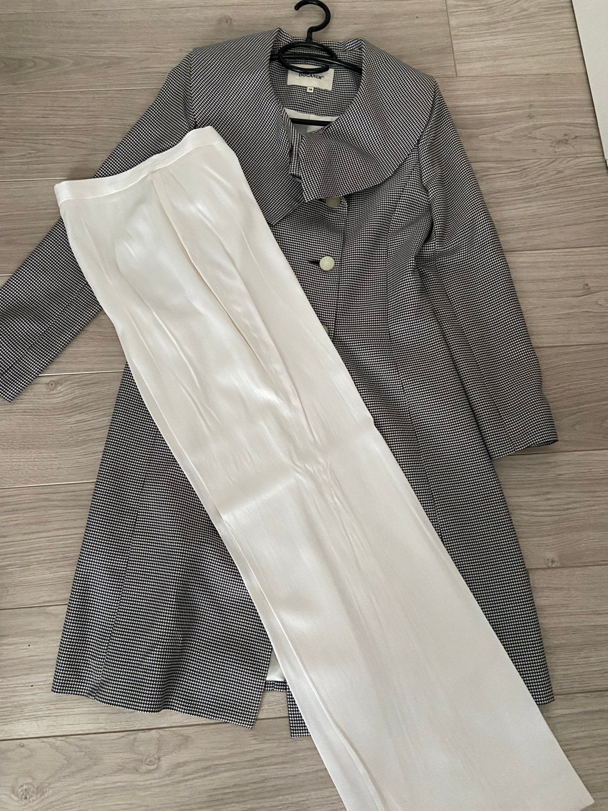 Stijlvolle jas met pied-de-poule patroon en witte broek, Kostuum of Pak, Zwart, Zo goed als nieuw, Ophalen