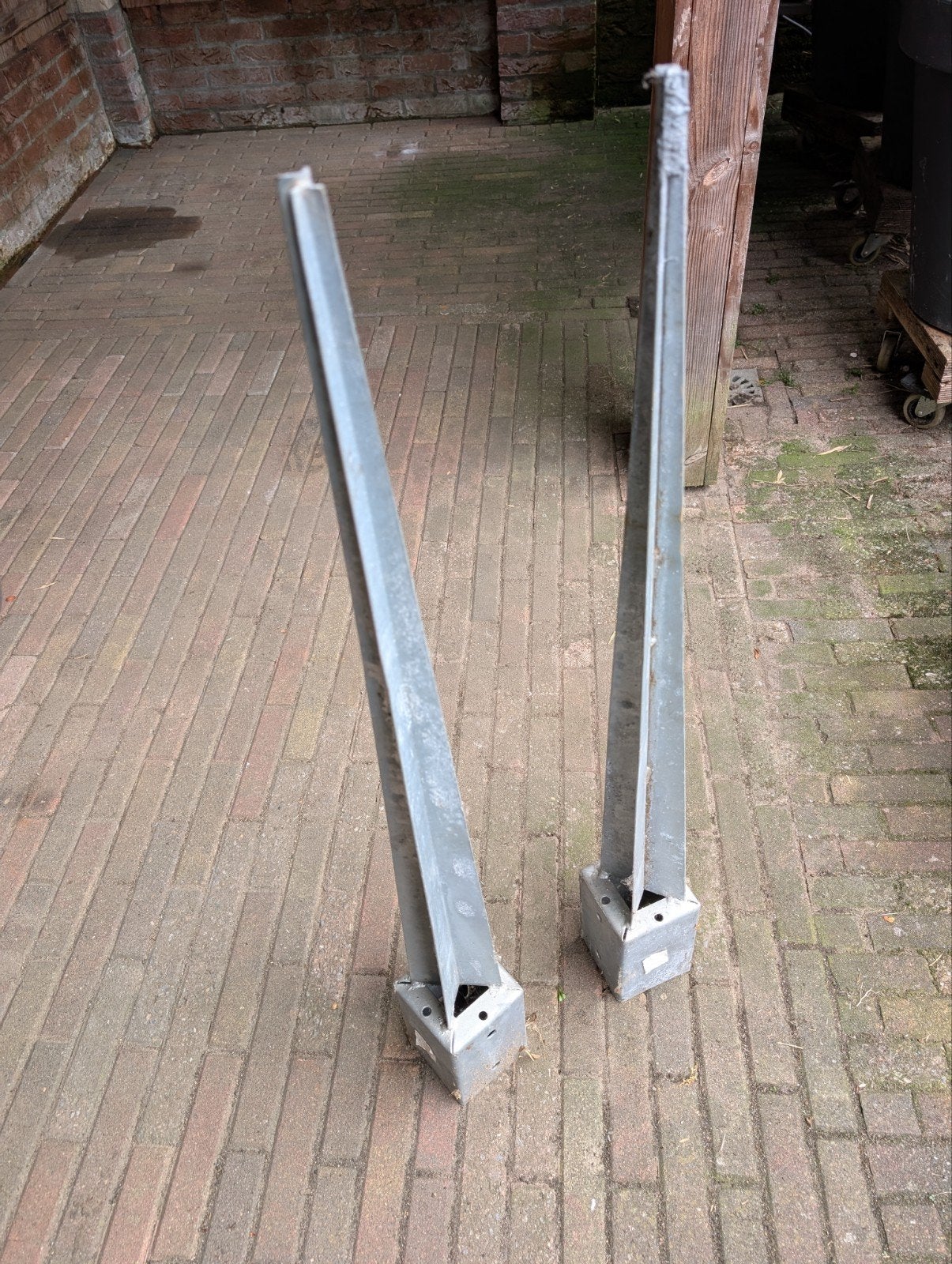 2x Metalen Paalhouders 9x9 cm, 91 cm hoog, Ophalen of Verzenden, Gebruikt, IJzer