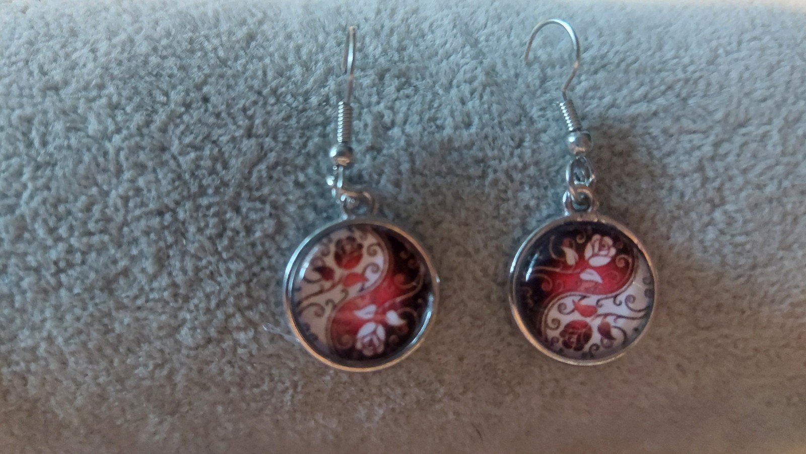 Yin Yang Oorbellen met Rode en Witte Rozen, Sieraden, Tassen en Uiterlijk, Overige materialen, Hangers, Nieuw, Ophalen of Verzenden