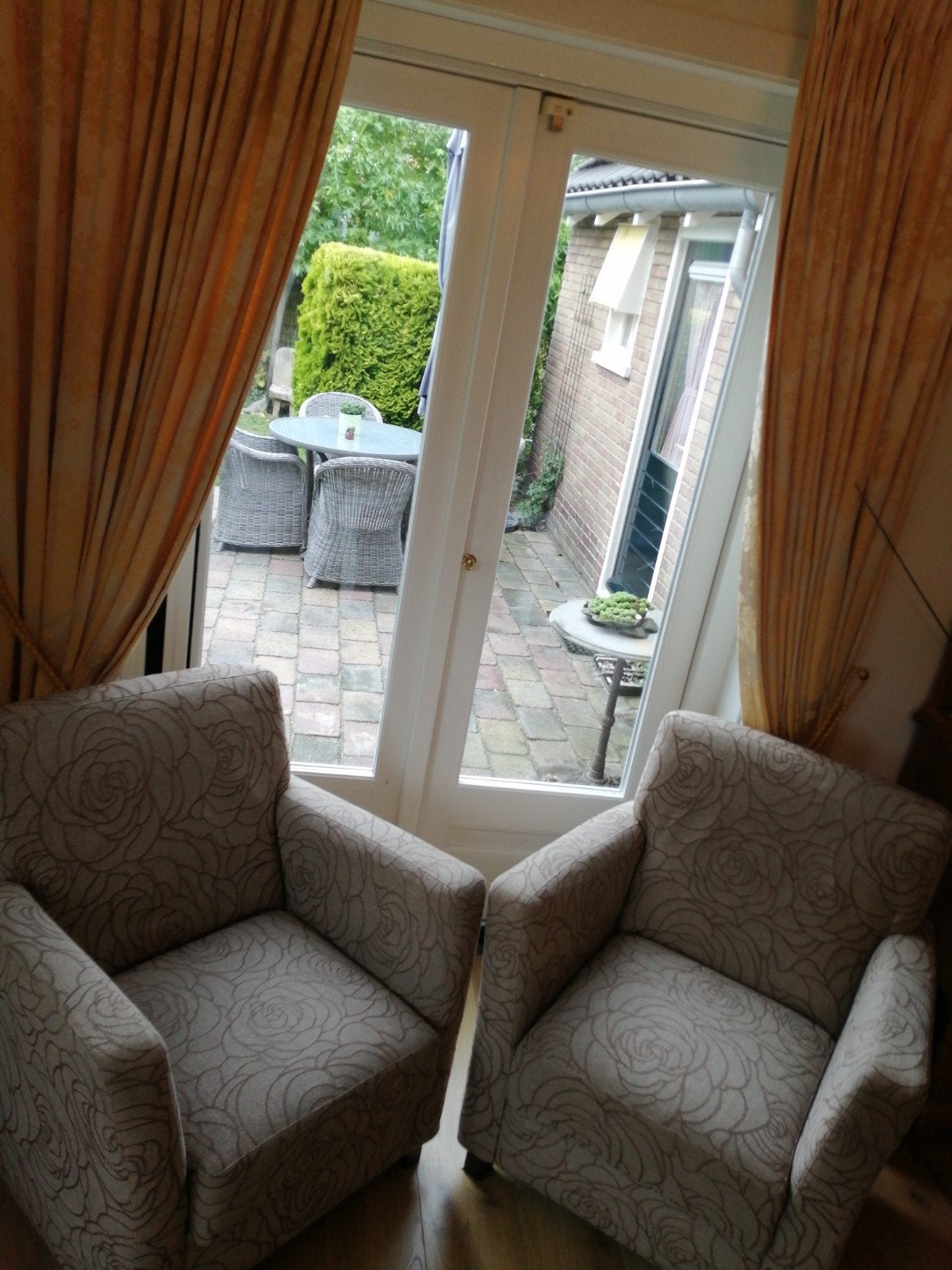 2 comfortabele fauteuils - lichtgrijs met bloemmotief, Huis en Inrichting, Fauteuils, Ophalen, Gebruikt, 75 tot 100 cm, 75 tot 100 cm
