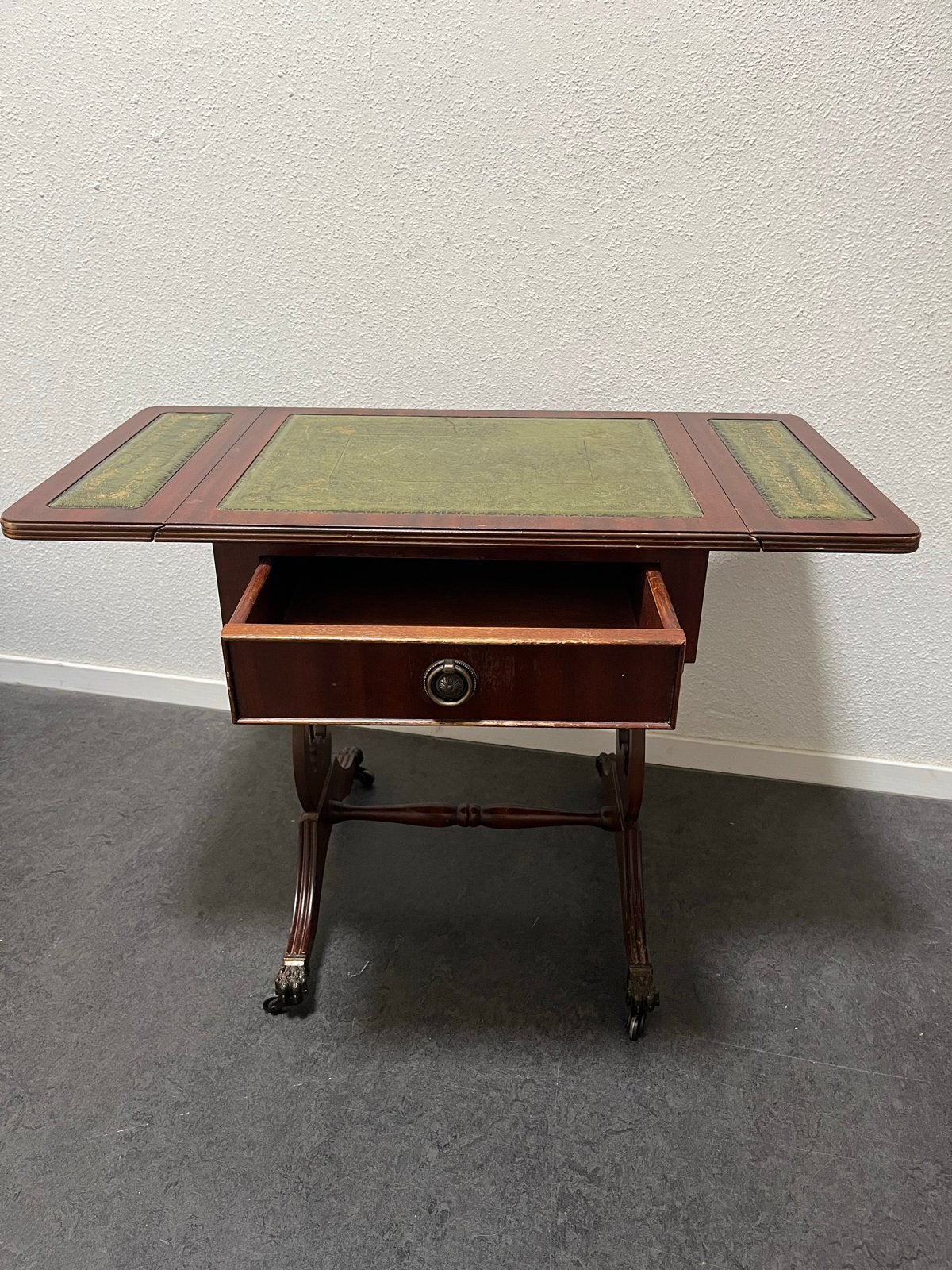 Vintage Bijzettafel met Lade, Leer en Koperen Details, Antiek en Kunst, Antiek | Meubels | Tafels, Ophalen