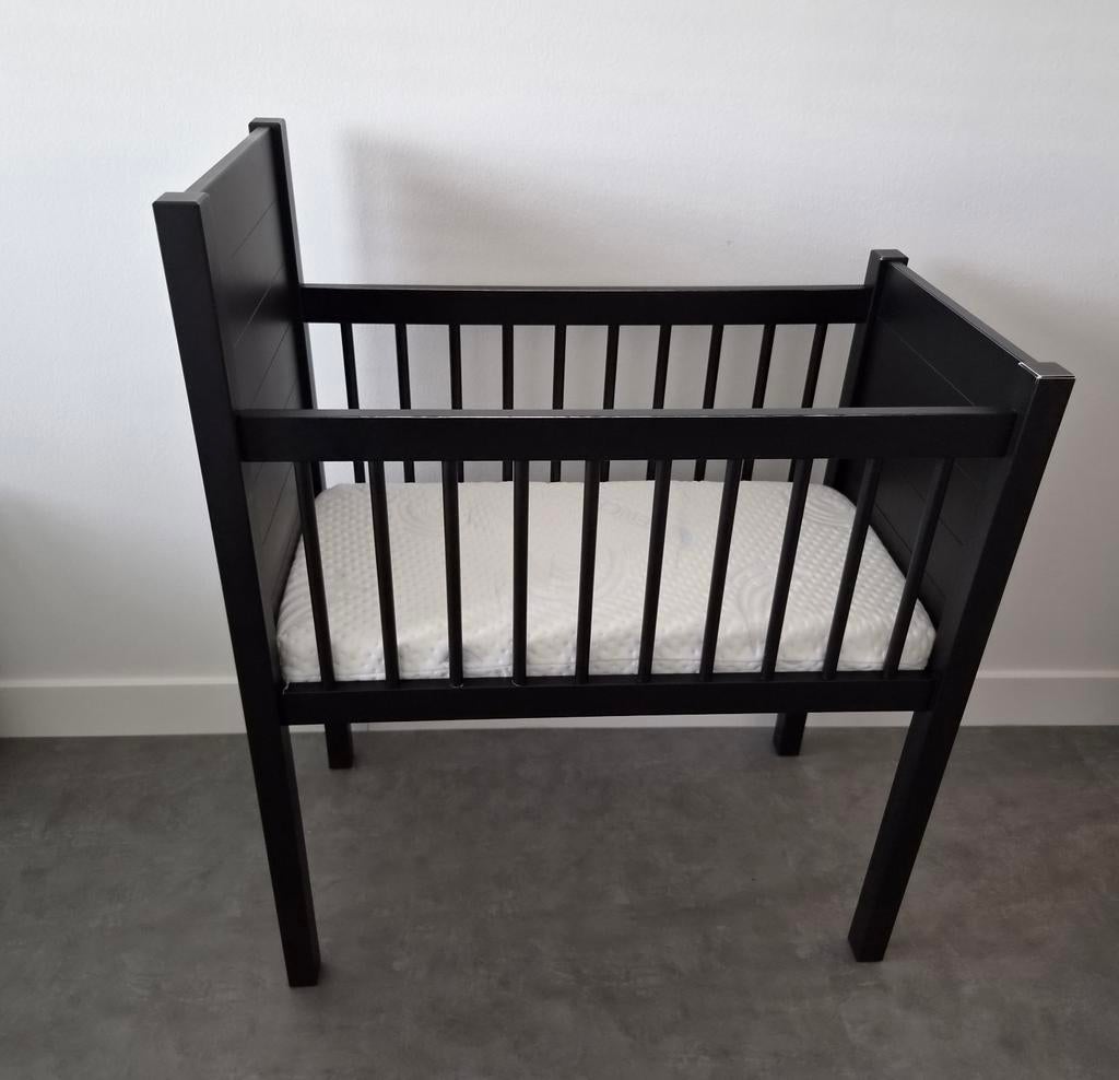 Kidsmill wieg mat zwart

incl matras, Kinderen en Baby's, Ophalen, Gebruikt, Wieg