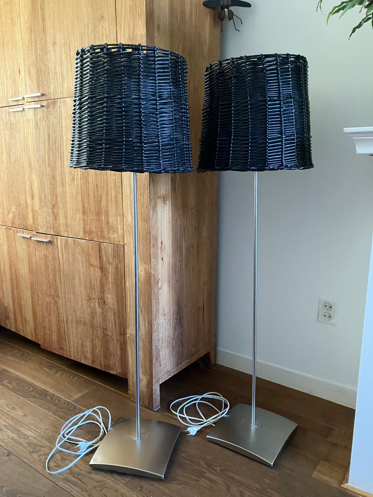 Staande lamp. Vloer lamp. Rieten kap. Zwart. Metaal. 2stuks, Ophalen, Zo goed als nieuw, Metaal, 150 tot 200 cm