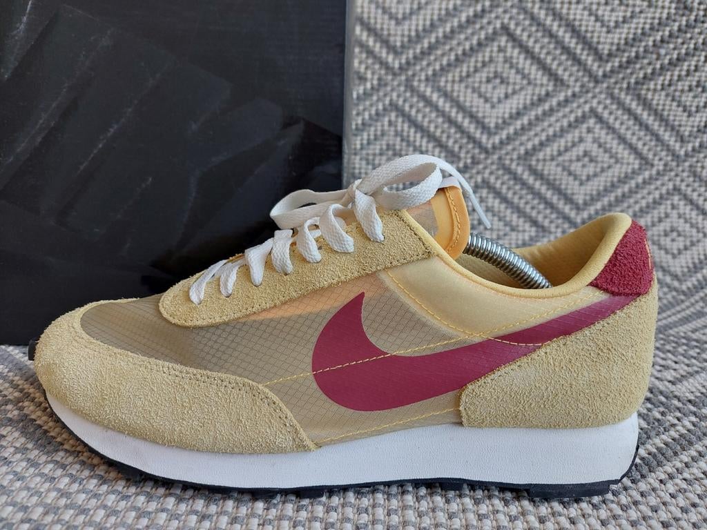 Nike Daybreak Topaz Gold Cedar 44, Overige kleuren, Nike, Ophalen of Verzenden, Sneakers of Gympen