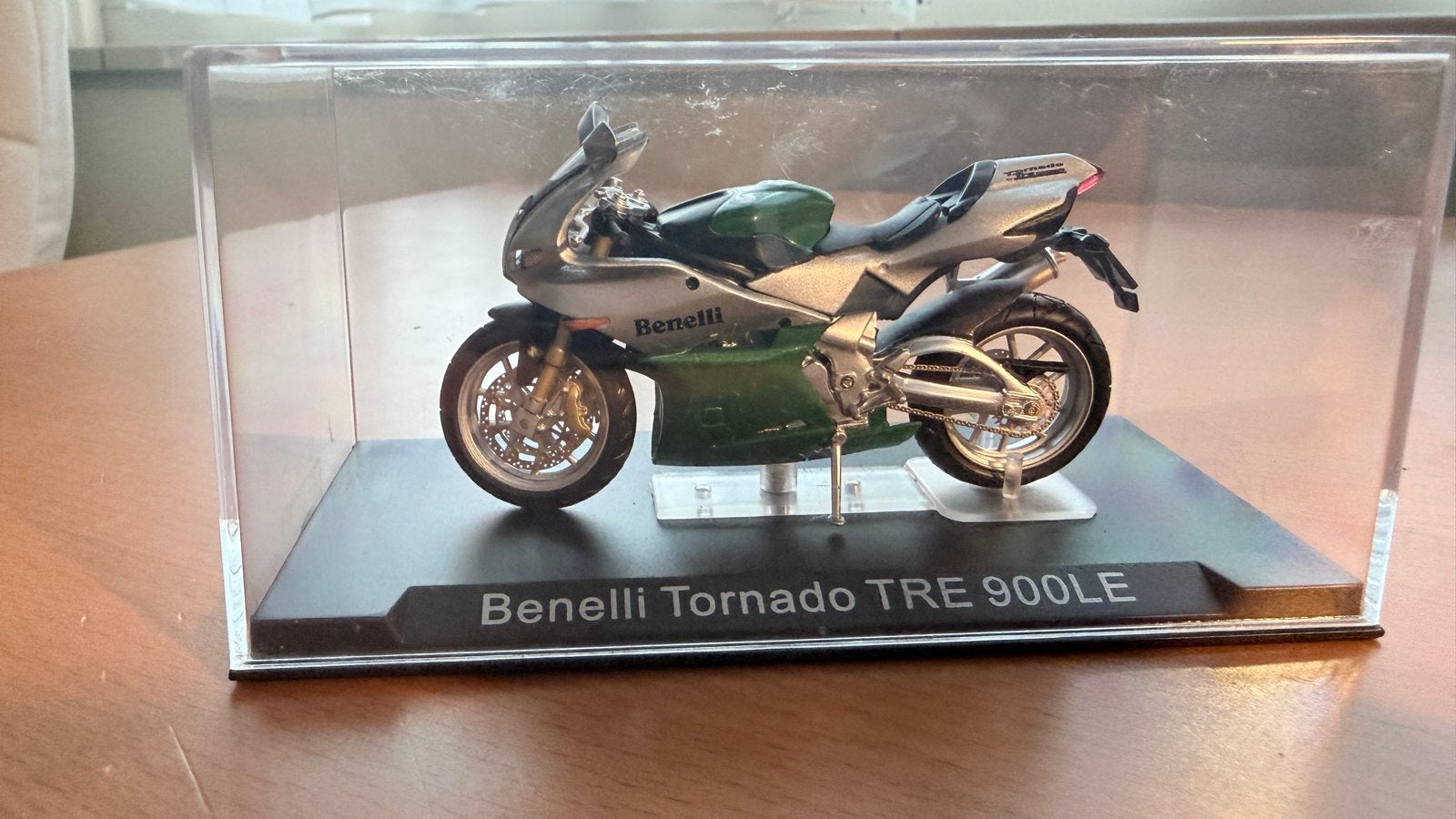 Benelli Tornado TRE 900LE Schaalmodel 1:24, Hobby en Vrije tijd, Modelauto's | 1:32, Zo goed als nieuw, Overige typen, Overige merken