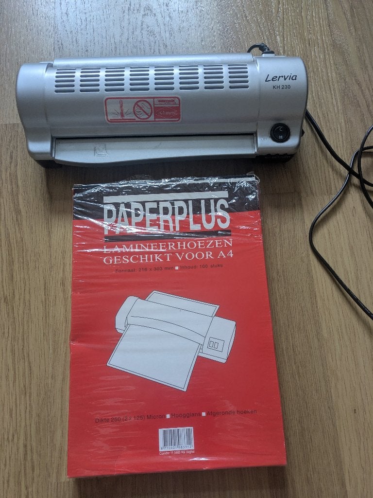 nagenoeg nieuw: lamineerapparaat met hoesjes; €4,-, Ophalen, Zo goed als nieuw