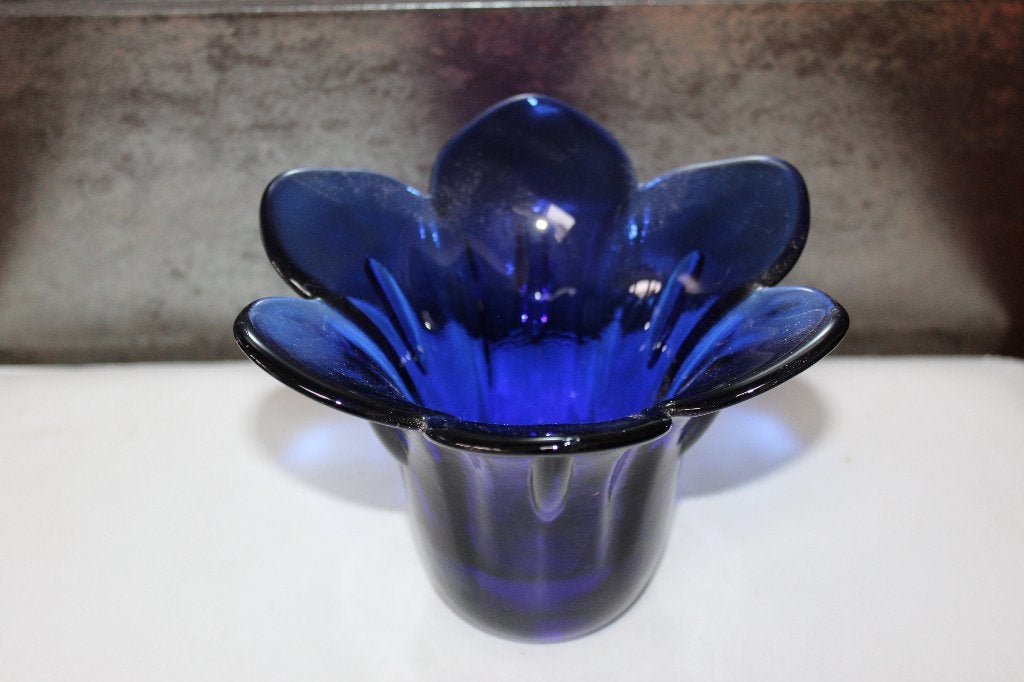 Blauwe glazen vaas in bloemvorm, Huis en Inrichting, Woonaccessoires | Vazen, 12 cm, Blauw, Ophalen of Verzenden, Glas