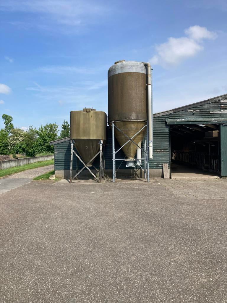 Voersilo 4 ton met houten poten, Ophalen