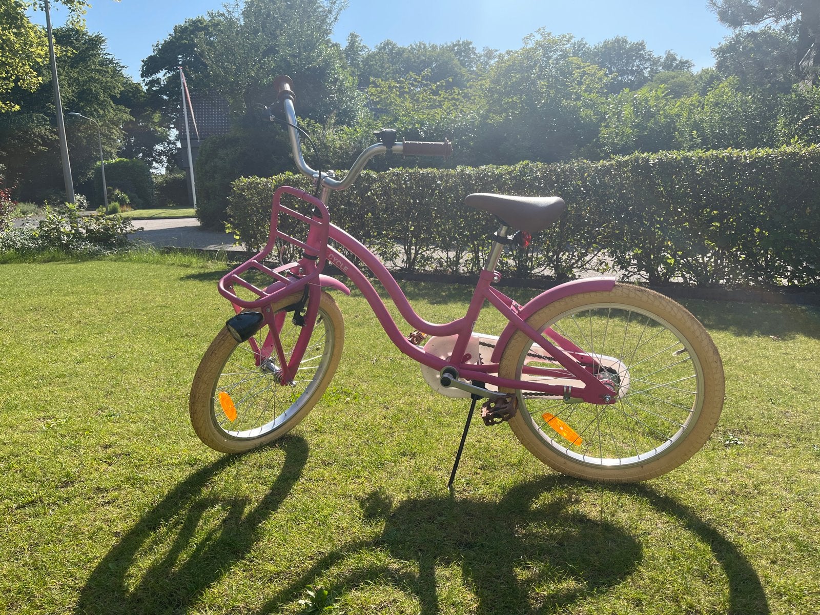 20” - Roze kinderfiets met voordrager - Zo goed als nieuw, Fietsen en Brommers, Ophalen, Terugtraprem, 20 inch, Handrem