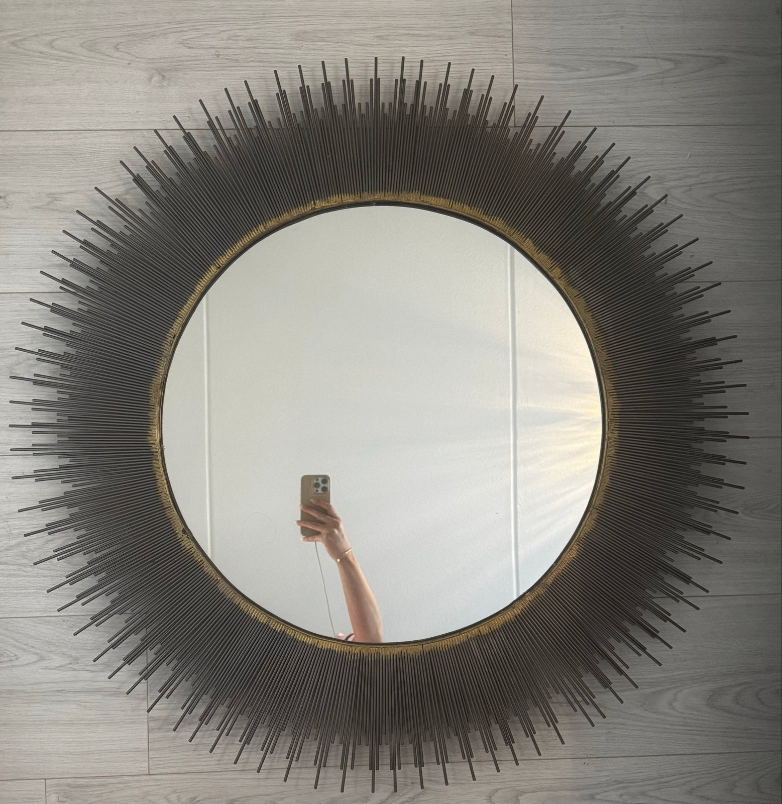 Grote ronde spiegel met metalen zonnestraal design, Huis en Inrichting, 100 tot 150 cm, Rond, Ophalen of Verzenden, Zo goed als nieuw