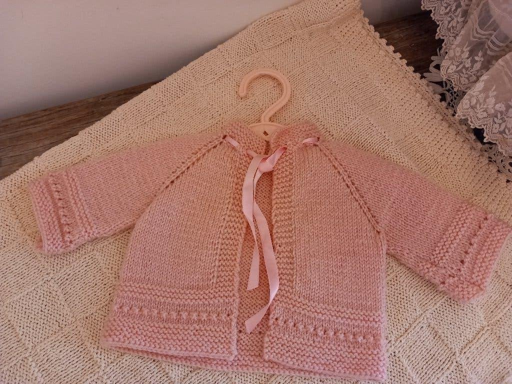 Vintage wollen baby poppen vestje jaren 50., Ophalen of Verzenden, Zo goed als nieuw, Kleertjes