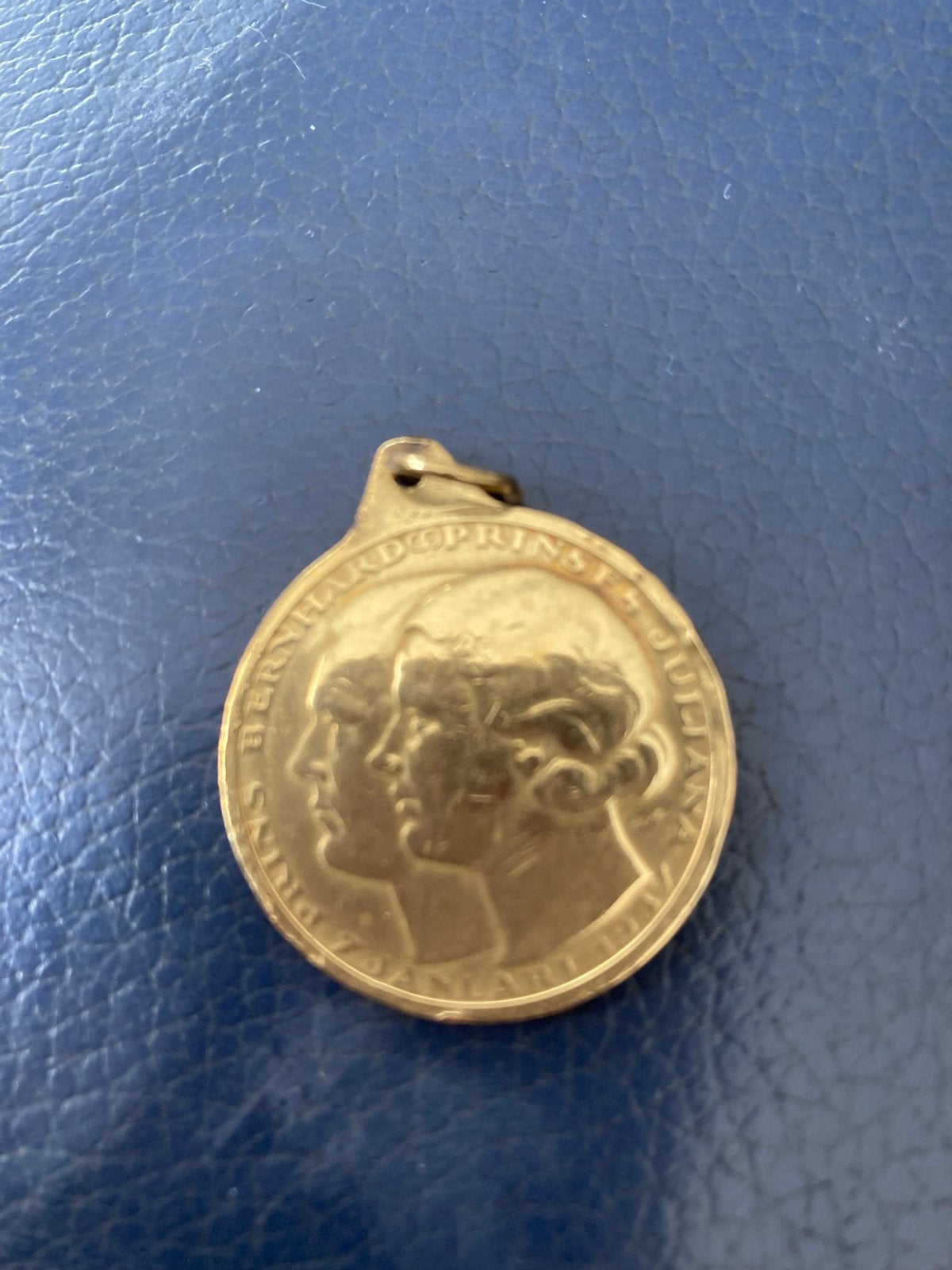 Goudkleurig munt /medaille /hanger Prins Bernhard en Juliana, Ophalen of Verzenden, Gebruikt, Nederland, Overige typen