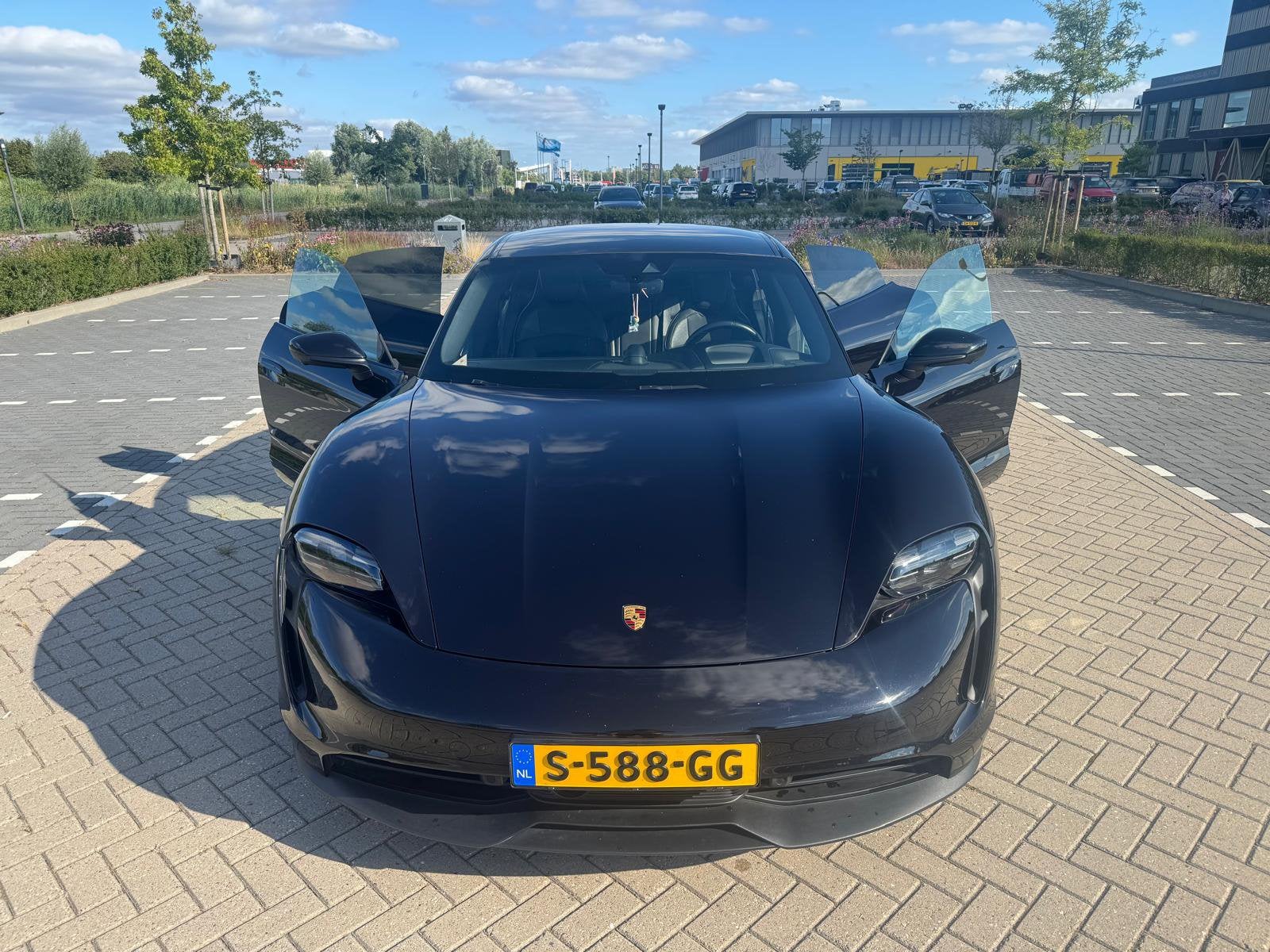 Porsche Taycan 326pk 2023 Zwart, Origineel Nederlands, Elektrisch, Vierwielaandrijving, Particulier