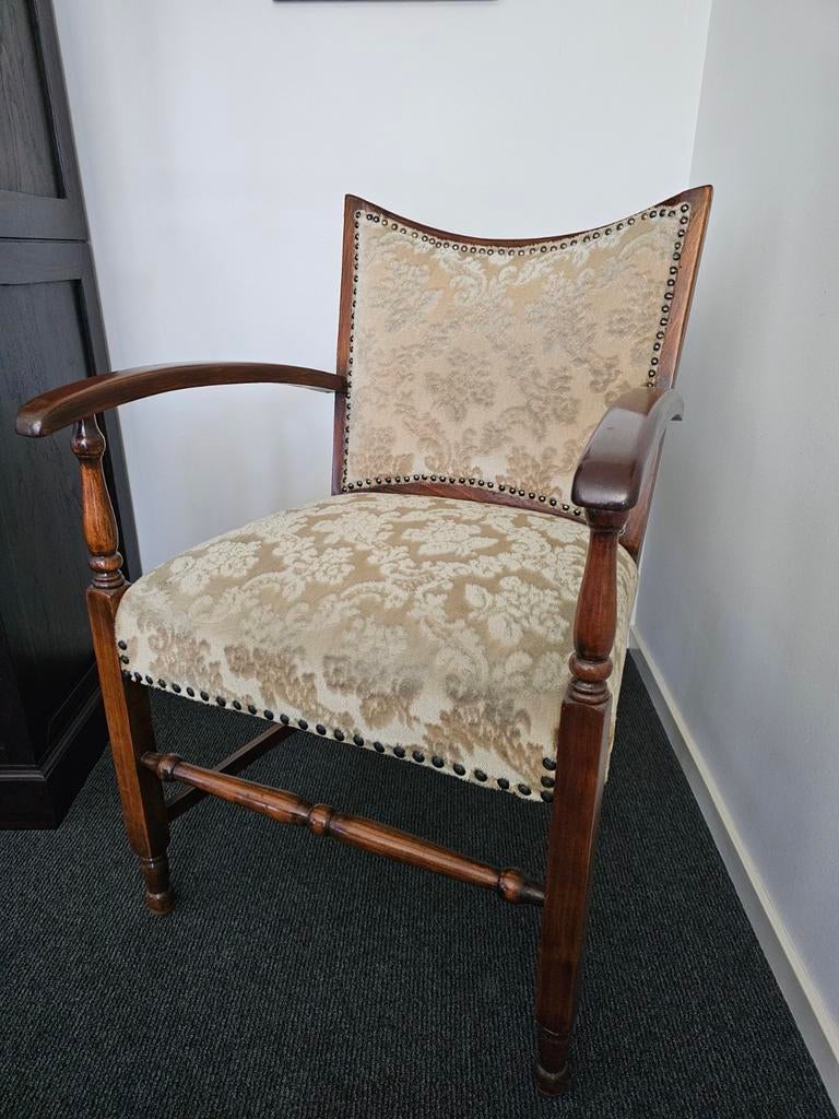 Antieke fauteuil met gebloemde bekleding, Ophalen