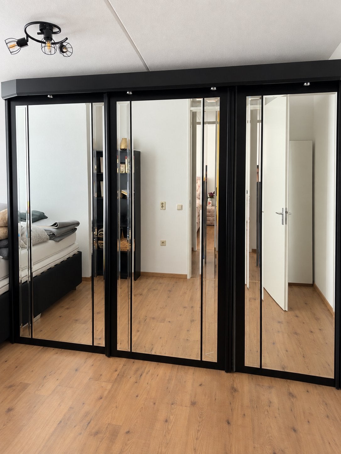 Grote, stevige kledingkast met spots en spiegeldeuren, Huis en Inrichting, Gebruikt, 200 cm of meer, Ophalen of Verzenden, Glas
