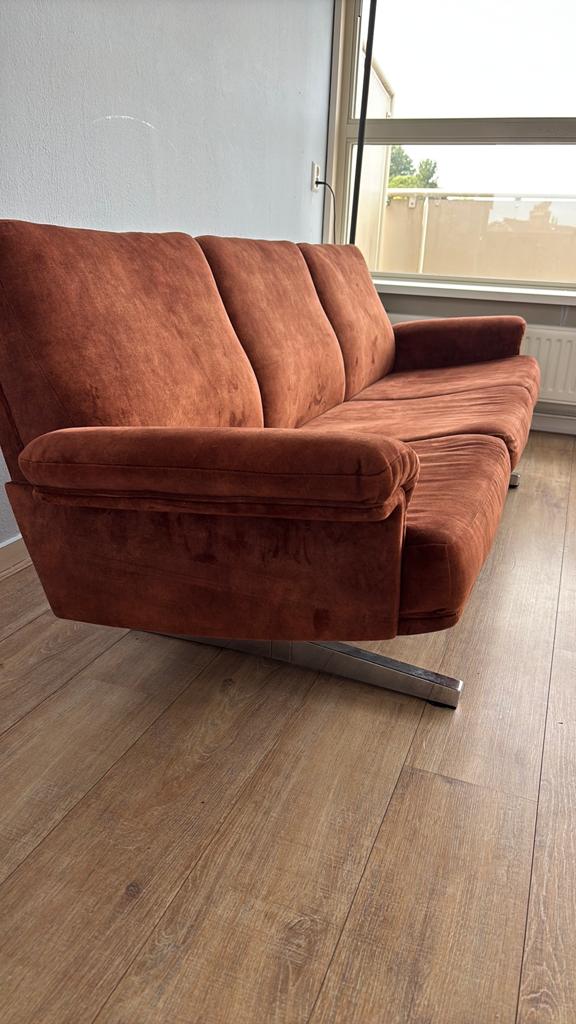 Vintage driezitsbank in roestbruin velours, Gebruikt, Driepersoons, 75 tot 100 cm, Ophalen of Verzenden