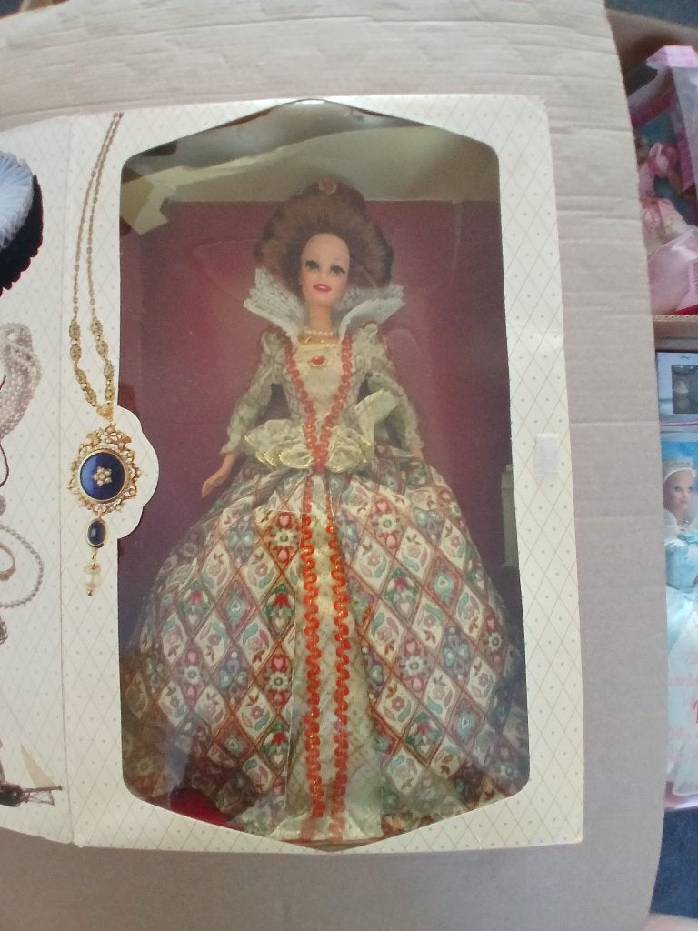 Mattel Barbie Queen Elizabeth (in verzamelbox), Verzamelen, Poppen, Ophalen, Zo goed als nieuw, Pop