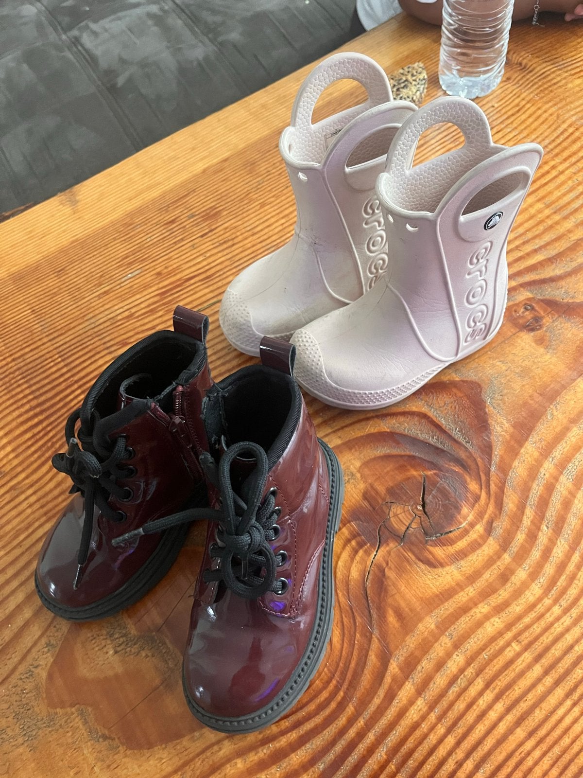 Leuke set kinderlaarzen: Crocs en lakleren laarsjes, Kinderen en Baby's, Ophalen of Verzenden, Gebruikt, Jongen of Meisje, Laarzen