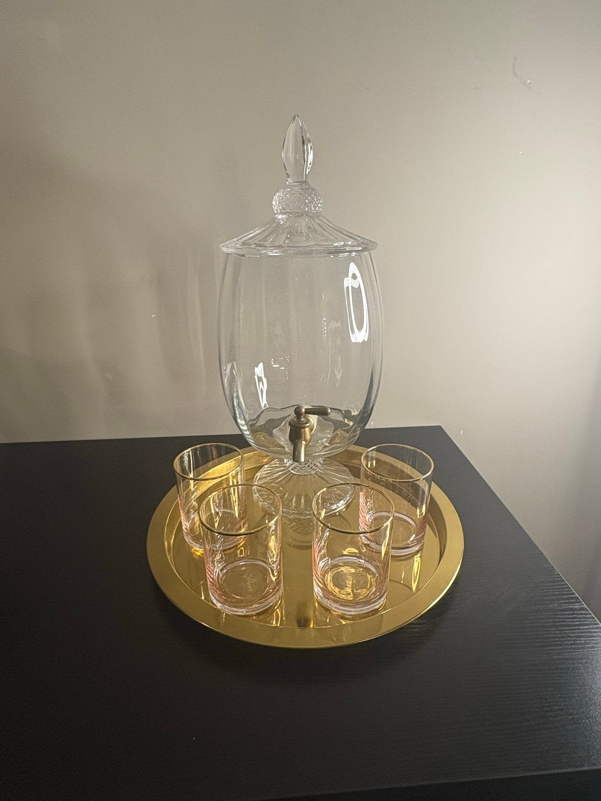 Glazen drankdispenser met kraan en 4 glazen op dienblad, Ophalen of Verzenden, Zo goed als nieuw, Meerkleurig, Overige merken