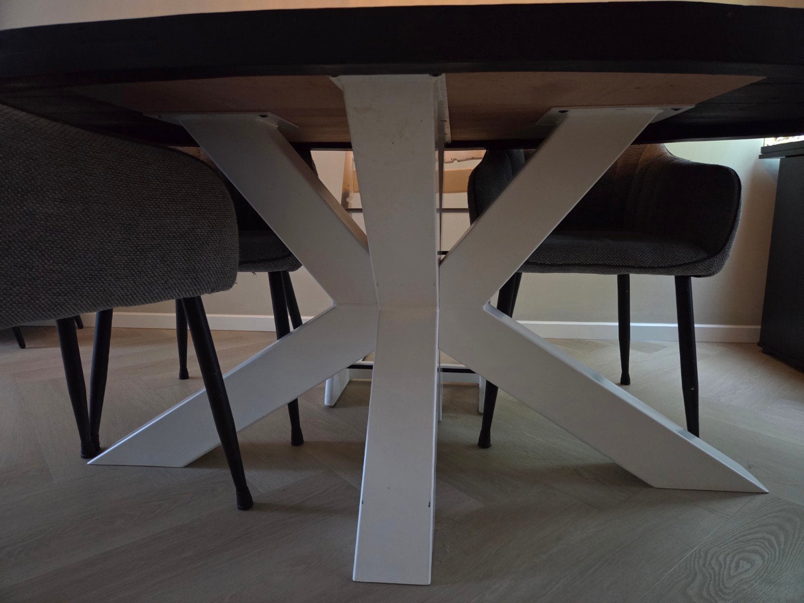 Ovale eettafel met zwart blad en wit onderstel, Gebruikt, 100 tot 150 cm, 150 tot 200 cm, Modern