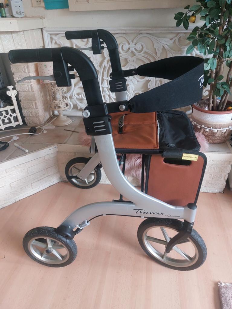 Travixx raveller 2 x  zwarte en zilver  nieuwstaat rollator, Diversen, Rollators, Ophalen of Verzenden