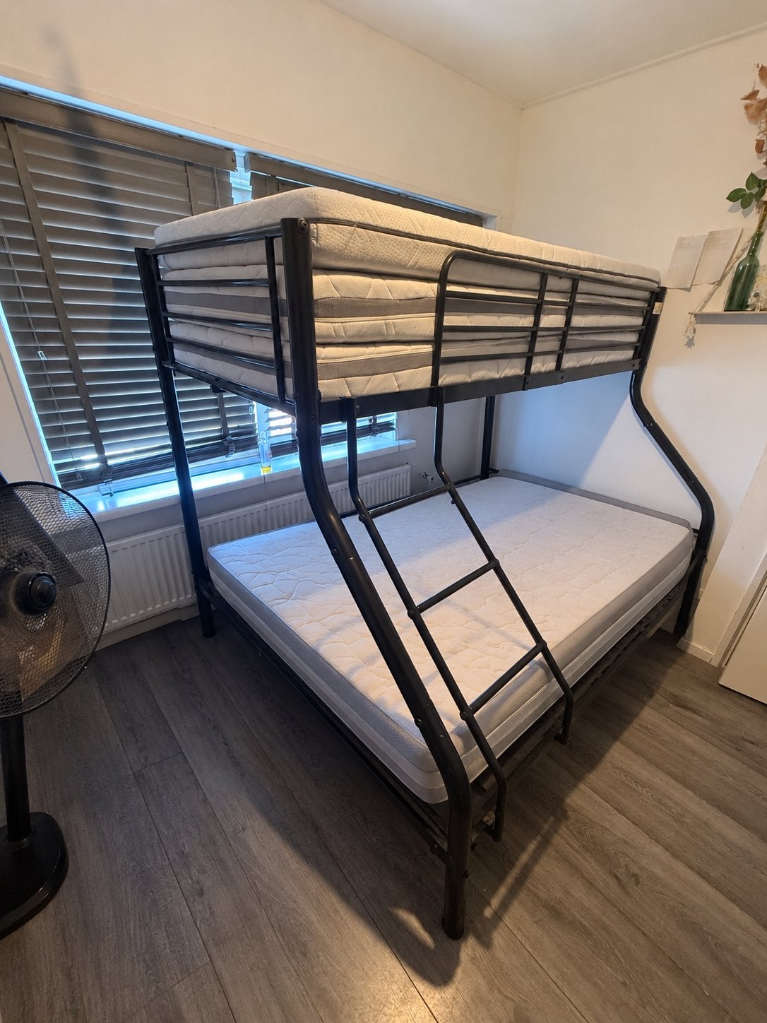 Stevig zwart metalen stapelbed met matrassen 140x200, Gebruikt, 90 cm, 160 tot 180 cm, Tweepersoons