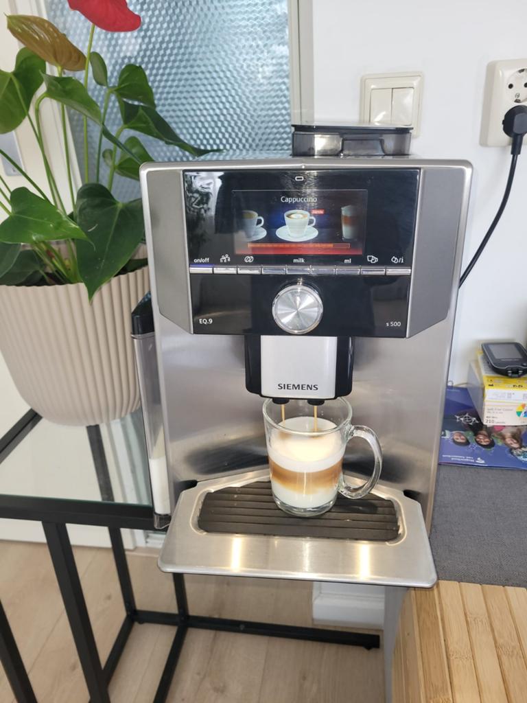 Prachtige Siemens koffiemachine EQ9 S500 te koop., 10 kopjes of meer, Ophalen, Zo goed als nieuw, Koffiemachine