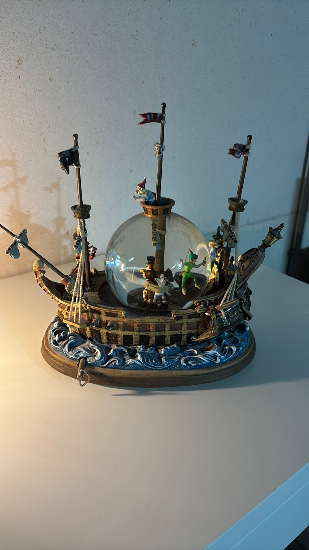 Peterpan schip met muziek en verlichting, Ophalen of Verzenden, Zo goed als nieuw, Beeldje of Figuurtje