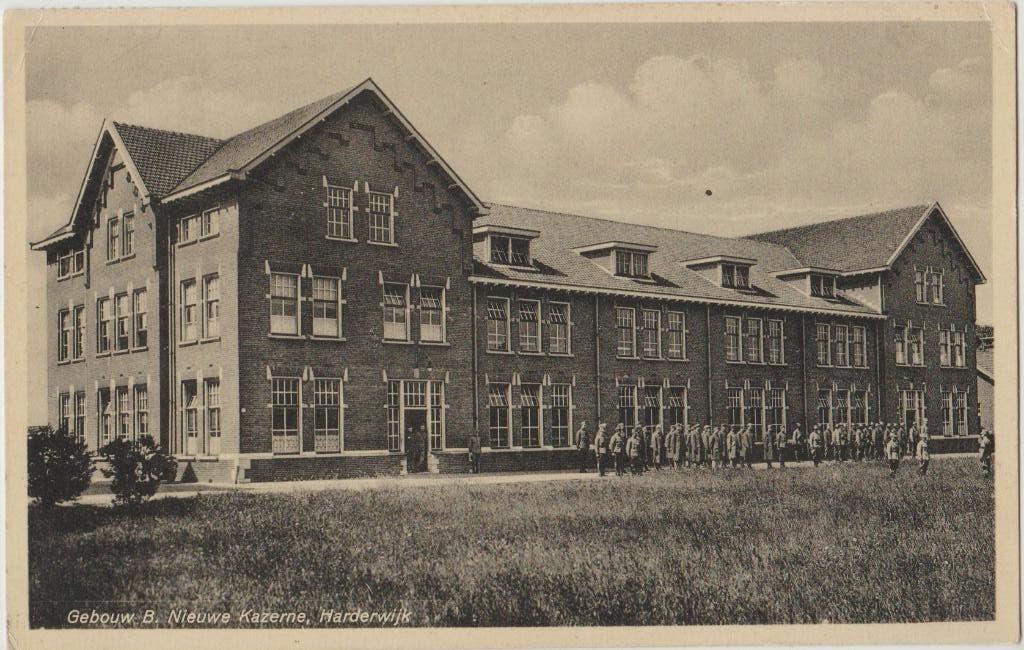 1934 nieuwe militaire kazerne harderwijk soldaten in rij, Ophalen of Verzenden, 1920 tot 1940, Gelopen, Gebouw
